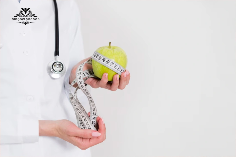 Doctor holding green apple wrapped in tape measure—medical advice on trimming visceral fat