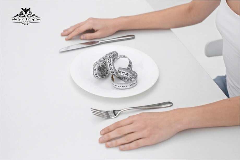 Empty plate with coiled tape measure—symbol of mindful eating to fight visceral fat